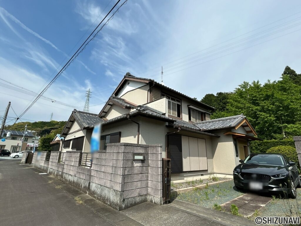 【リフォーム前/外観】別角度です。外壁の塗装、屋根の点検・補修を行う予定です。