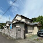 【リフォーム前/外観】別角度です。外壁の塗装、屋根の点検・補修を行う予定です。