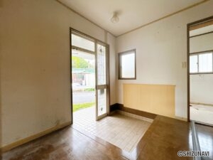 【リフォーム中/玄関】シューズボックスの交換、フローリング上張り、クロス張替え、照明の交換を行います。（6/22撮影）