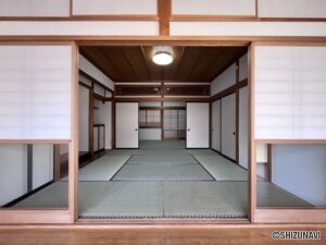 1階の和室です。襖を開ければ約14帖と広々としています。