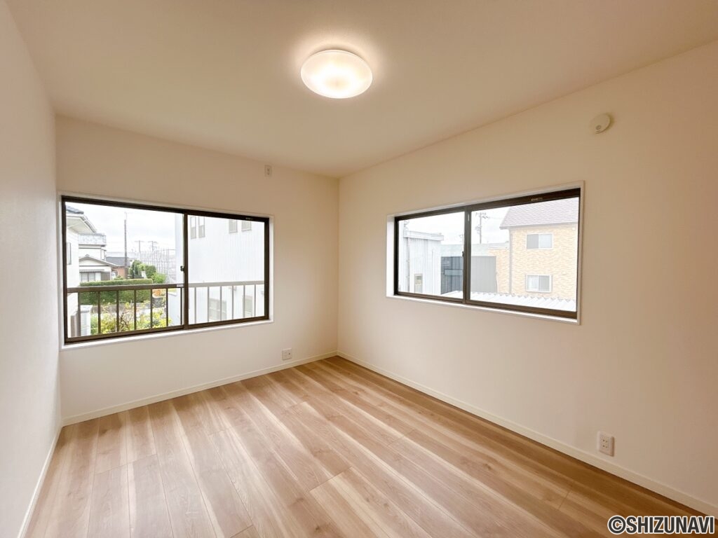 【リフォーム後／2階西洋室】２階西側の６帖和室は洋室に変更いたしました。フローリング変更、クロス貼替え、照明交換、建具交換を行いました。