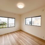 【リフォーム後／2階西洋室】２階西側の６帖和室は洋室に変更いたしました。フローリング変更、クロス貼替え、照明交換、建具交換を行いました。