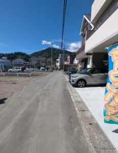 正面道路右の画像です。