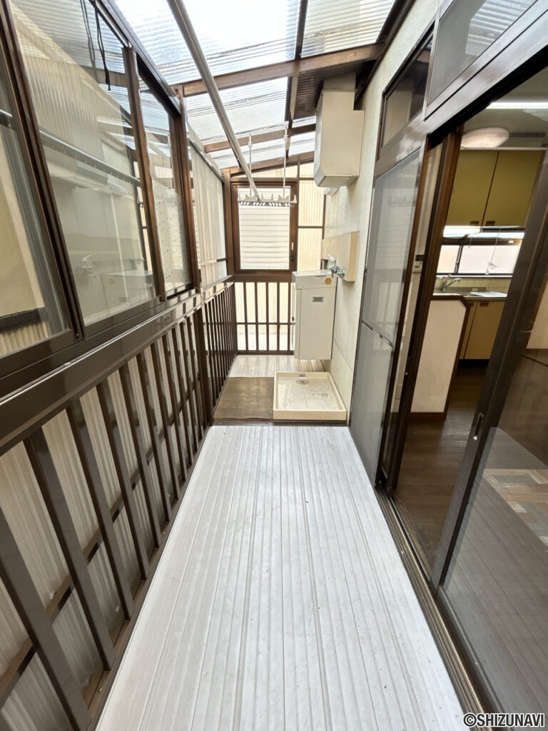 【2階バルコニー】洗濯機置き場は１階に移動し、屋根は撤去する予定です。