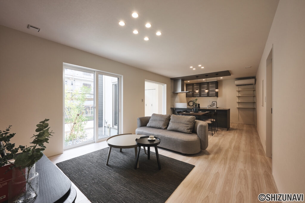 家族が自然と集まるリビングは、会話が弾む居心地の良い空間。キッチンからリビング・洋室までを見渡せる間取りで、家事をしながらお子さまの様子を見守れる安心感も魅力です。