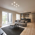 家族が自然と集まるリビングは、会話が弾む居心地の良い空間。キッチンからリビング・洋室までを見渡せる間取りで、家事をしながらお子さまの様子を見守れる安心感も魅力です。