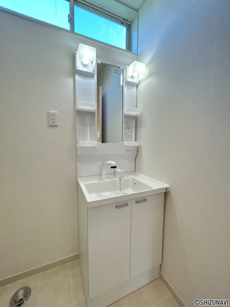 【リフォーム後/洗面所】洗面化粧台はハウステック製の新品に交換いたしました。