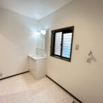 【リフォーム済/洗面所】洗面化粧台はハウステック製の新品に交換しました。三面鏡の裏側はすべて収納になっています。洗面ボウルは底が平らなので、つけ置き洗いなどの家事でも活躍します。