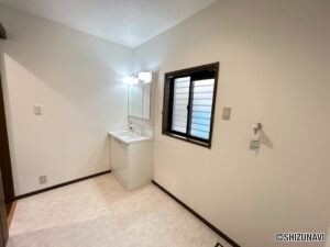 【リフォーム済/洗面所】洗面化粧台はハウステック製の新品に交換しました。三面鏡の裏側はすべて収納になっています。洗面ボウルは底が平らなので、つけ置き洗いなどの家事でも活躍します。