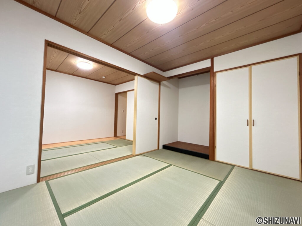 【リフォーム済/1階東側和室】畳の表替えとクロスの張替えを行いました。リビングに繋がるお部屋です。