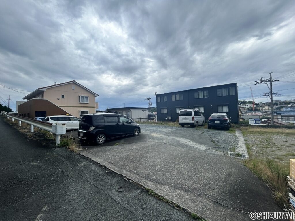 【敷地外駐車場】建物目の前の敷地外駐車場を確保しております。2台目の駐車スペースにも困りません。
