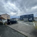 【敷地外駐車場】建物目の前の敷地外駐車場を確保しております。2台目の駐車スペースにも困りません。
