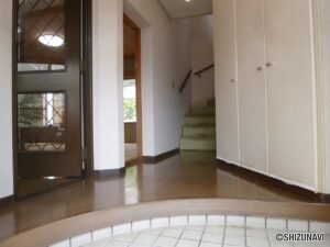 玄関ホールに窓があり明るく開放的空間
