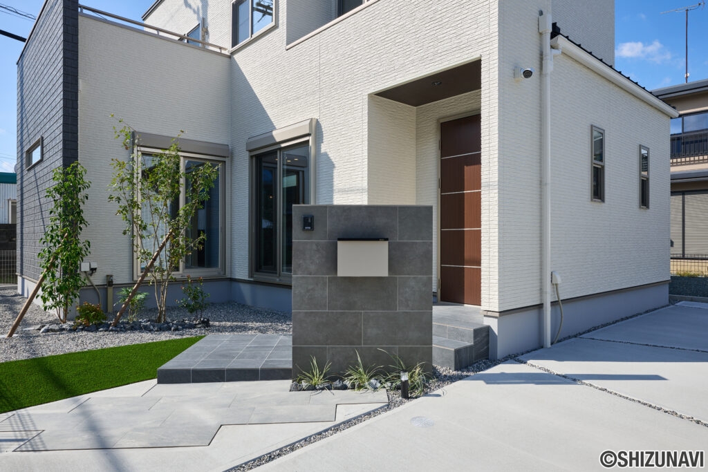 玄関まわりやアプローチにもデザイン性を追求し、住まい全体の印象をより一層引き立てています。落ち着いたトーンのタイルに映える植栽のグリーンが、訪れる人をやさしく迎えてくれます。機能性と美しさの両方を兼ね備えた、バランスのとれた洗練の一邸。