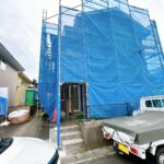 【リフォーム中/外観】外壁・屋根塗装を行っています。ご自身で購入後すぐにメンテナンスの必要性がないのは嬉しいですね。(8/9撮影）