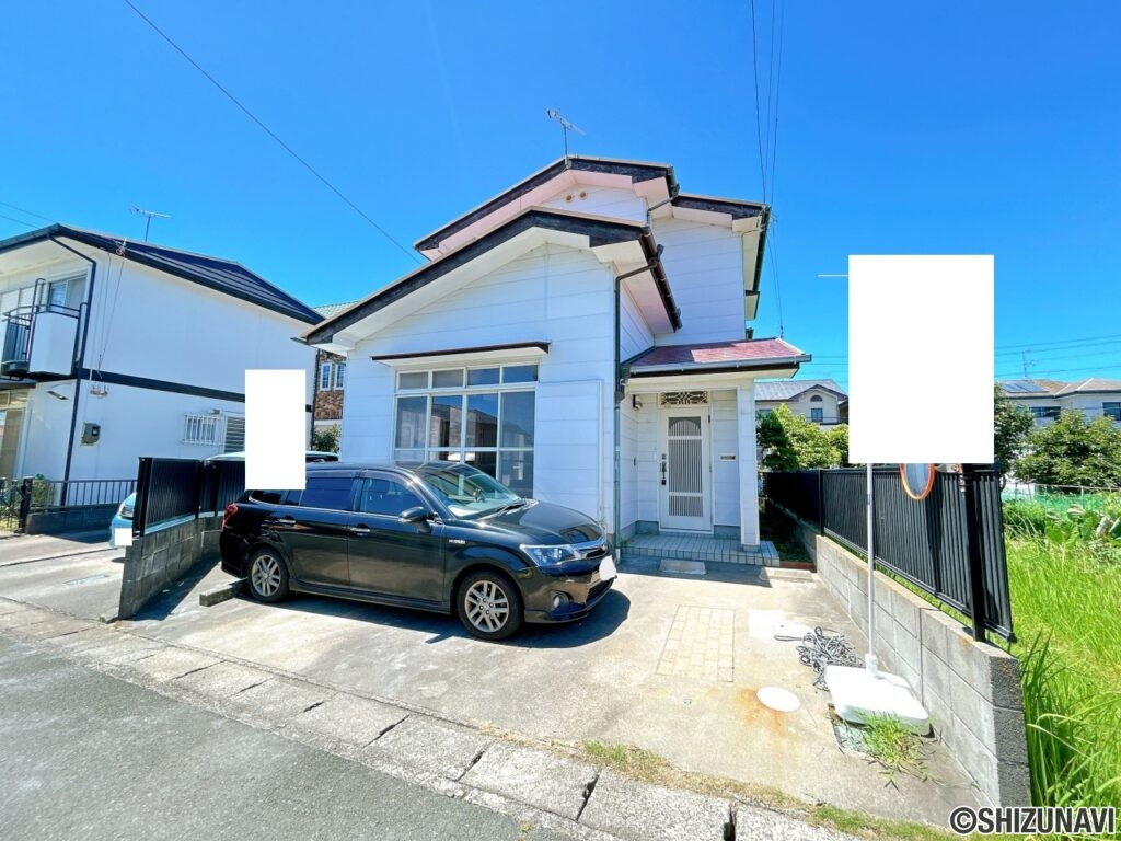 【外観写真】駐車場と建物外観の写真です。