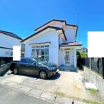 【外観写真】駐車場と建物外観の写真です。