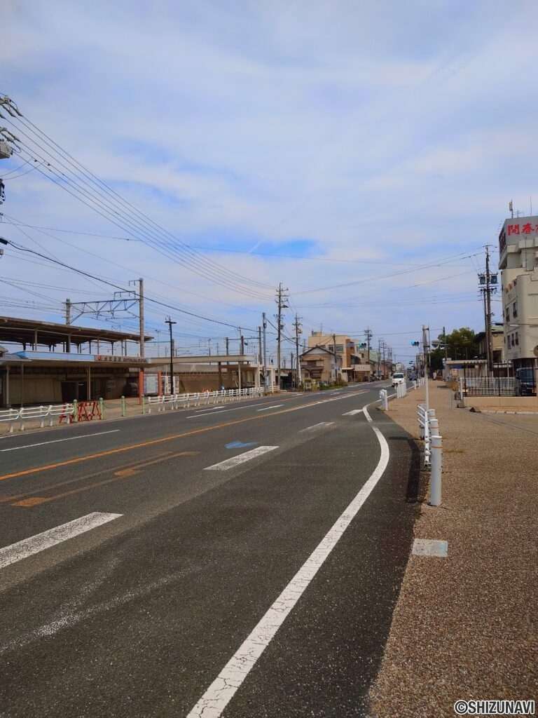 【前面道路】道路を挟んで向かい側には弁天島駅があります！
