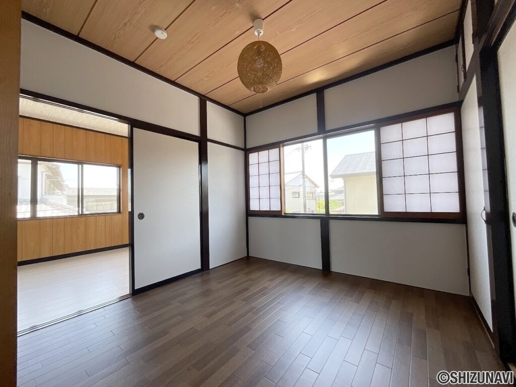 2階4.5帖和洋室。おしゃれな照明も付いています★