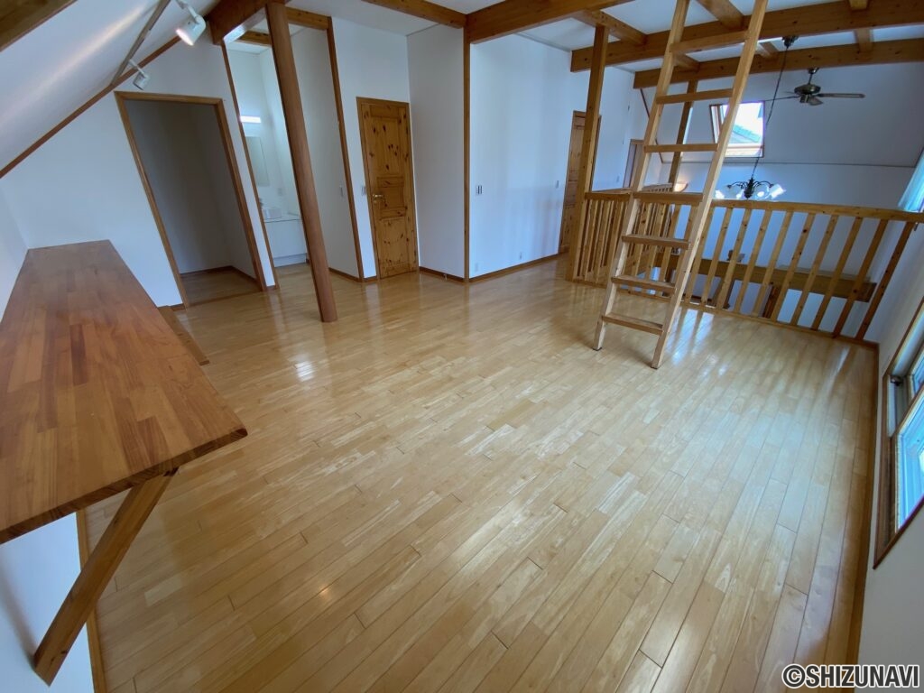 ２階フリースペース！その梯子は小屋裏収納に向かう梯子です！