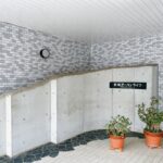 【マンション入口】管理会社様が巡回清掃されているので、常にきれいな状態です。気持ちよく生活を送れますね。