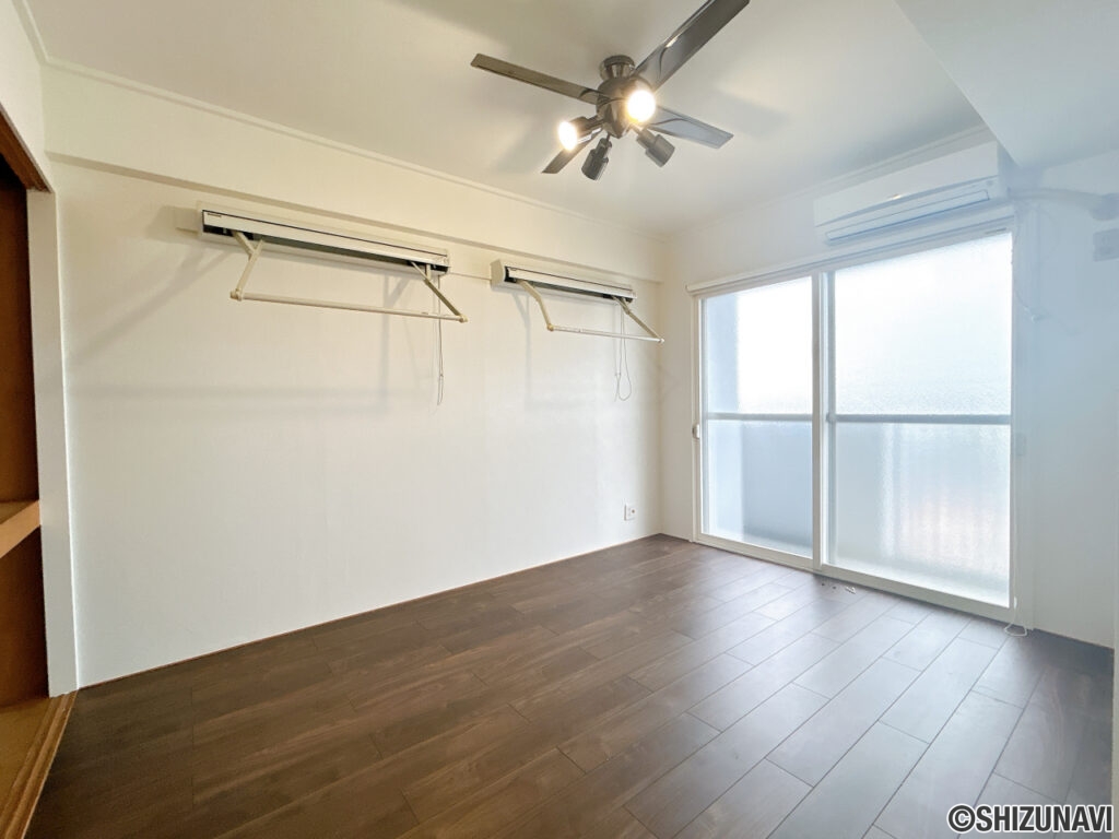 【リフォーム中/南側洋室】リビング横の洋室はクロス貼替えとエアコンクリーニングを行います。(9/27撮影)