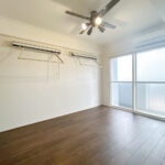 【リフォーム中/南側洋室】リビング横の洋室はクロス貼替えとエアコンクリーニングを行います。(9/27撮影)