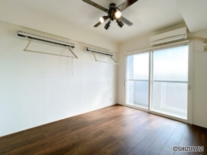 【リフォーム後／南側洋室】リビング横の洋室はクロス貼替えとエアコンクリーニングを行いました。内窓付きなので、騒音対策や熱効率も良いですよ。