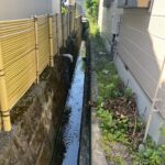 建物裏の水路です