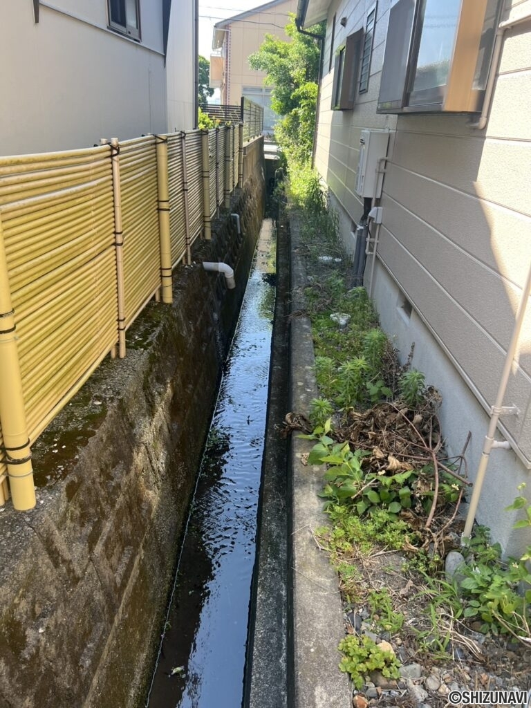 建物裏の水路です