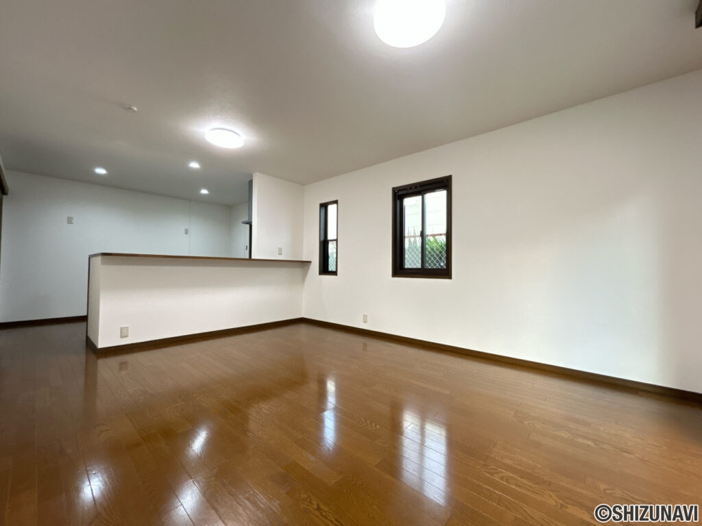 【リフォーム済/リビング別角度】大きな掃き出し窓と小窓が二つあり、日当たり風通し良好です。