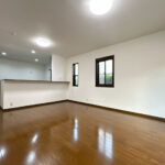 【リフォーム済/リビング別角度】大きな掃き出し窓と小窓が二つあり、日当たり風通し良好です。