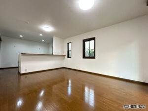 【リフォーム済/リビング別角度】大きな掃き出し窓と小窓が二つあり、日当たり風通し良好です。