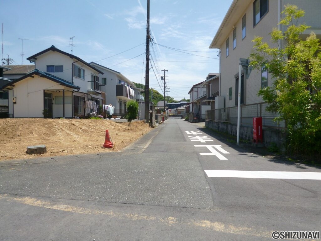南側道路約4ｍに約11.6ｍ接する