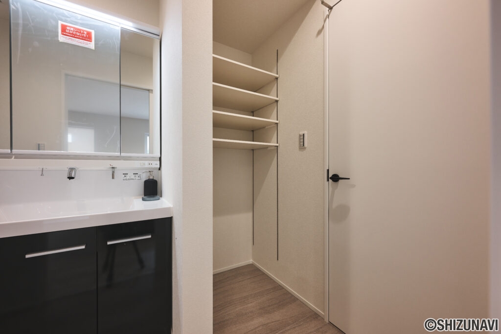 タオルや日用品のストックもすっきりと収まる、使い勝手のよい洗面室収納。洗面室に設けた可動棚付きの収納は、タオルや洗剤、ストック品、ドライヤーなどの小物類をひとまとめにできる便利なスペース。