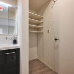 タオルや日用品のストックもすっきりと収まる、使い勝手のよい洗面室収納。洗面室に設けた可動棚付きの収納は、タオルや洗剤、ストック品、ドライヤーなどの小物類をひとまとめにできる便利なスペース。