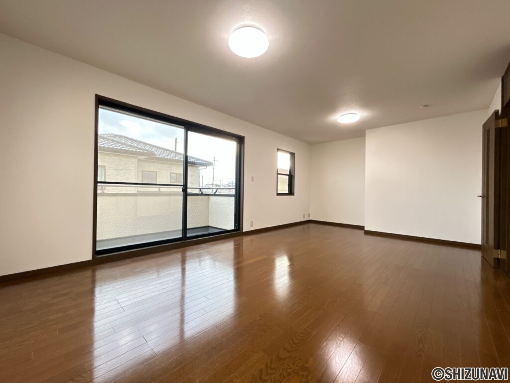 【リフォーム済/2階13帖洋室】クロスの張替えと照明交換を行いました。床はワックスがけ済みです。元々ミニキッチンがついており、給排水管があるため、2世帯住宅としてキッチンの取り付けも可能です。