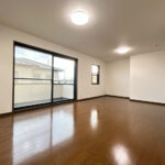 【リフォーム済/2階13帖洋室】クロスの張替えと照明交換を行いました。床はワックスがけ済みです。元々ミニキッチンがついており、給排水管があるため、2世帯住宅としてキッチンの取り付けも可能です。