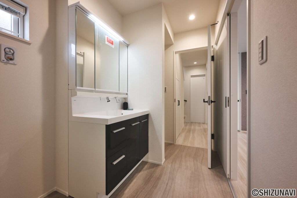 玄関から水回りに続く廊下と直接LDKにアクセスできるルートが回遊動線となっており、土間収納やパントリーなど収納スペースも充実しています。