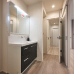 玄関から水回りに続く廊下と直接LDKにアクセスできるルートが回遊動線となっており、土間収納やパントリーなど収納スペースも充実しています。