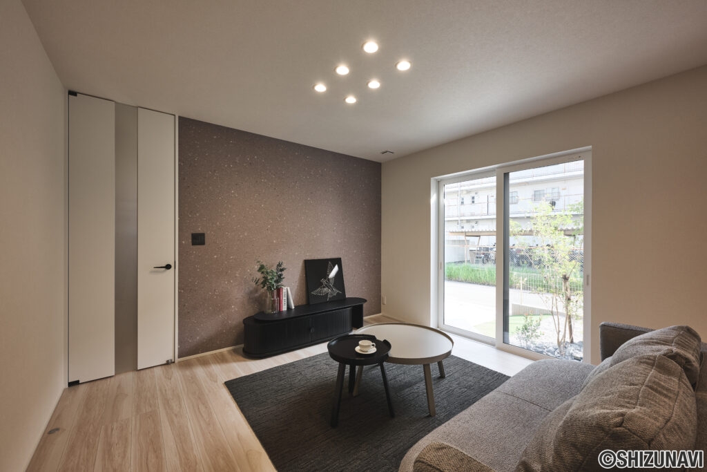 家具の配置も考慮されたレイアウトで、デザイン性と暮らしやすさを両立したリビングダイニングです。