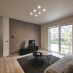 家具の配置も考慮されたレイアウトで、デザイン性と暮らしやすさを両立したリビングダイニングです。