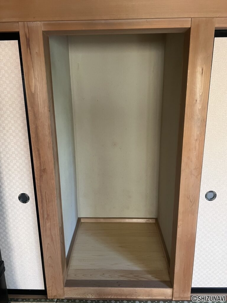 収納と収納の間のスペースです