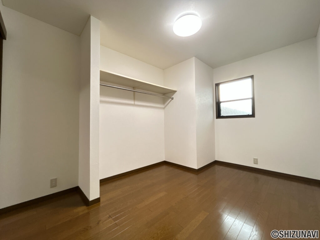 【リフォーム済/2階納戸】クロスの張替えと照明交換を行いました。床はワックスがけ済みです。