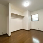 【リフォーム済/2階納戸】クロスの張替えと照明交換を行いました。床はワックスがけ済みです。