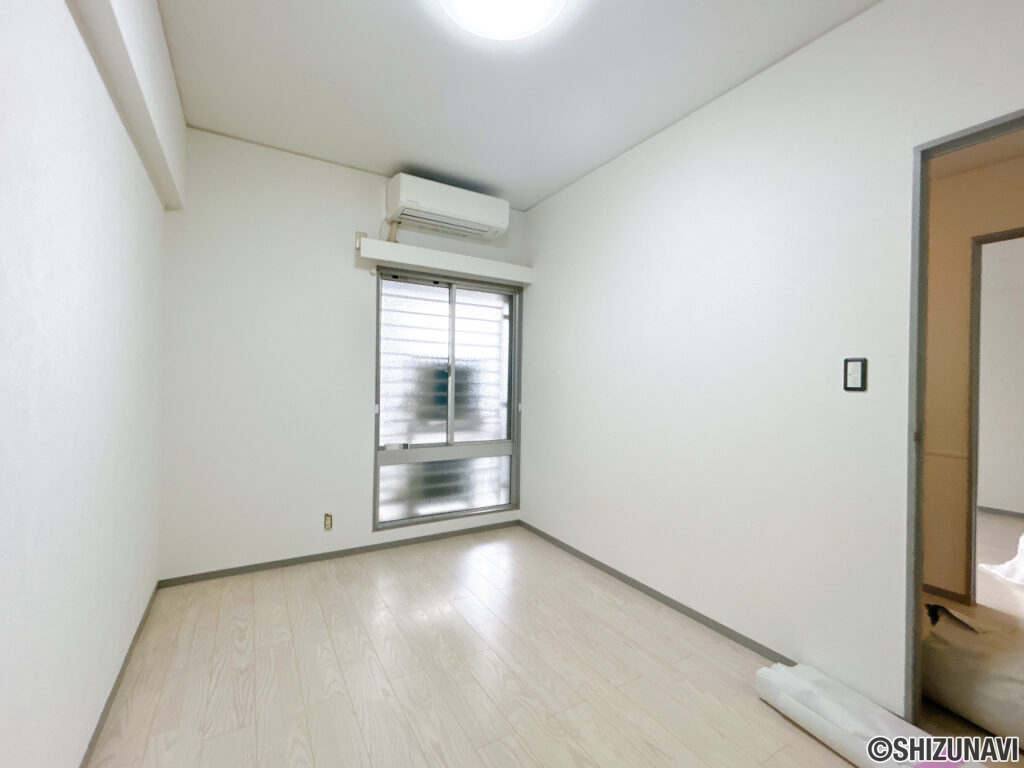 【リフォーム中/北西側洋室】クロス貼替えとエアコンクリーニングを行います。(9/27撮影)