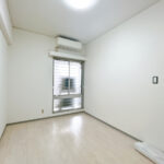 【リフォーム中/北西側洋室】クロス貼替えとエアコンクリーニングを行います。(9/27撮影)