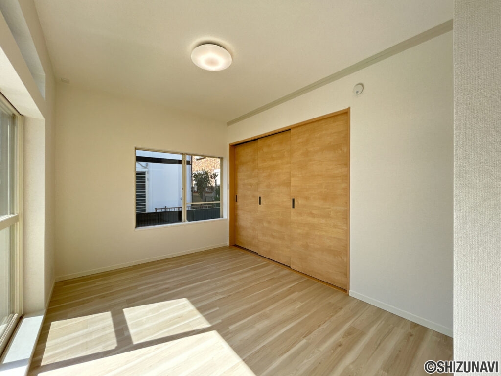 【リフォーム後/1階6帖洋室】扉を閉めて区切ると、ひと空間の居室ができます。