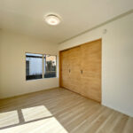 【リフォーム後/1階6帖洋室】扉を閉めて区切ると、ひと空間の居室ができます。