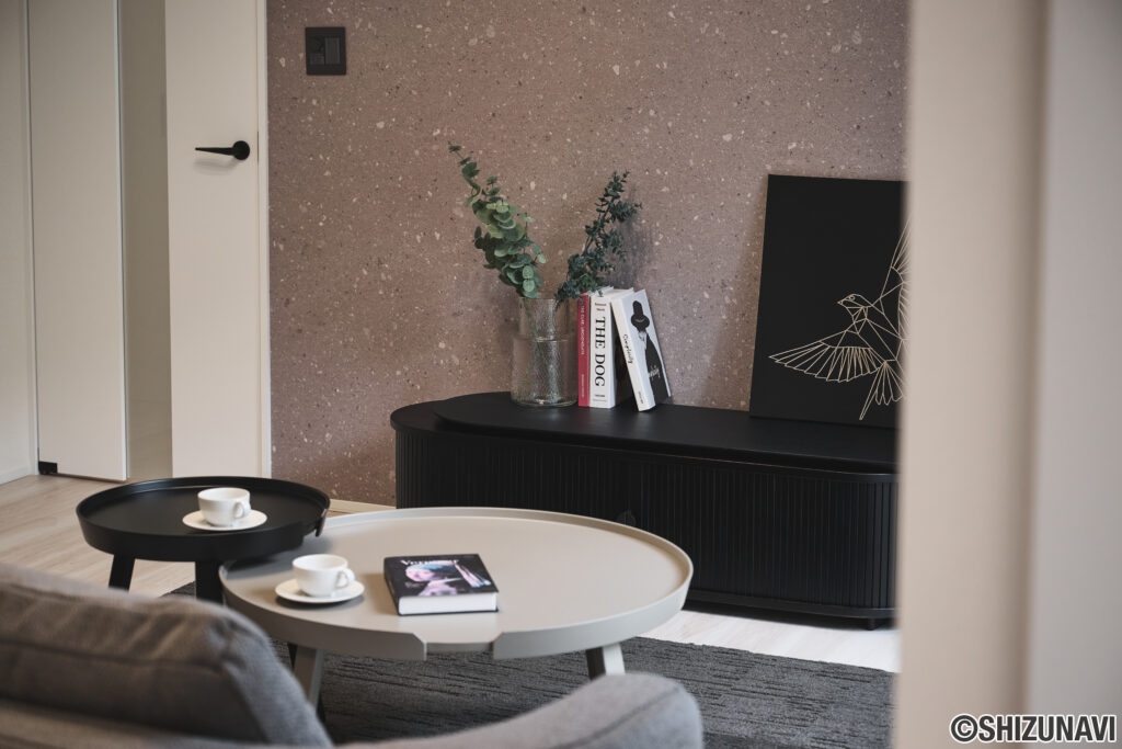 余計な装飾を省いたシンプルモダンな空間に、丸みを帯びた家具や柔らかな質感が調和し、心からくつろげるリビングに。ダイニング・キッチンまで統一されたトーンでコーディネートされており、住んだその日からセンスのある暮らしを楽しめます。